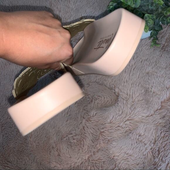 Nanette Lepore Light Pink Floral Laser Cut Slip On Summer Sandals Size: 6 - Picture 9 of 12